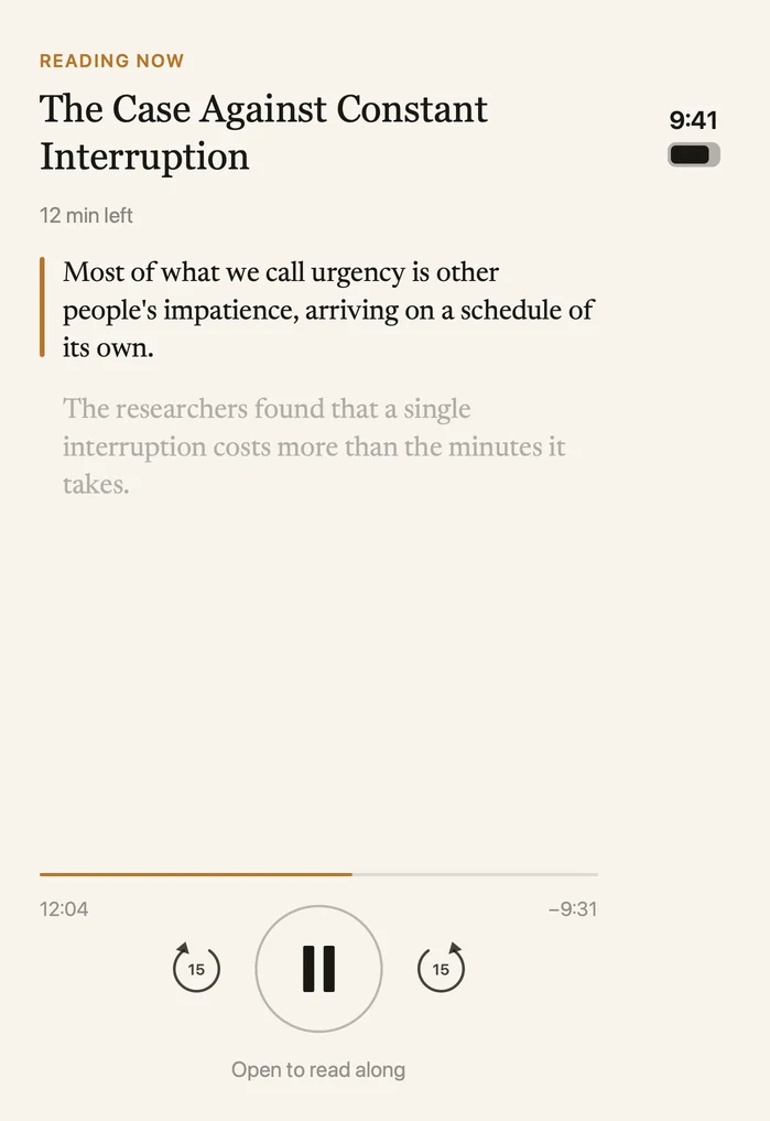 Aloud on the iPhone Duo's cover screen: the voice keeps reading, with play controls.